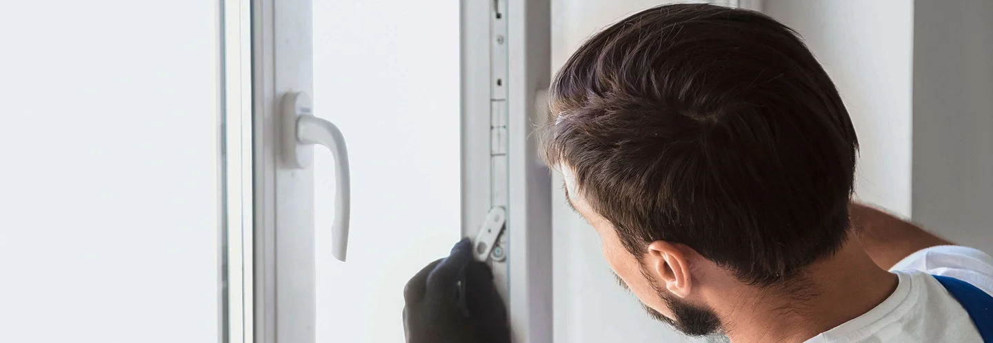 Person montiert Fensterrahmen